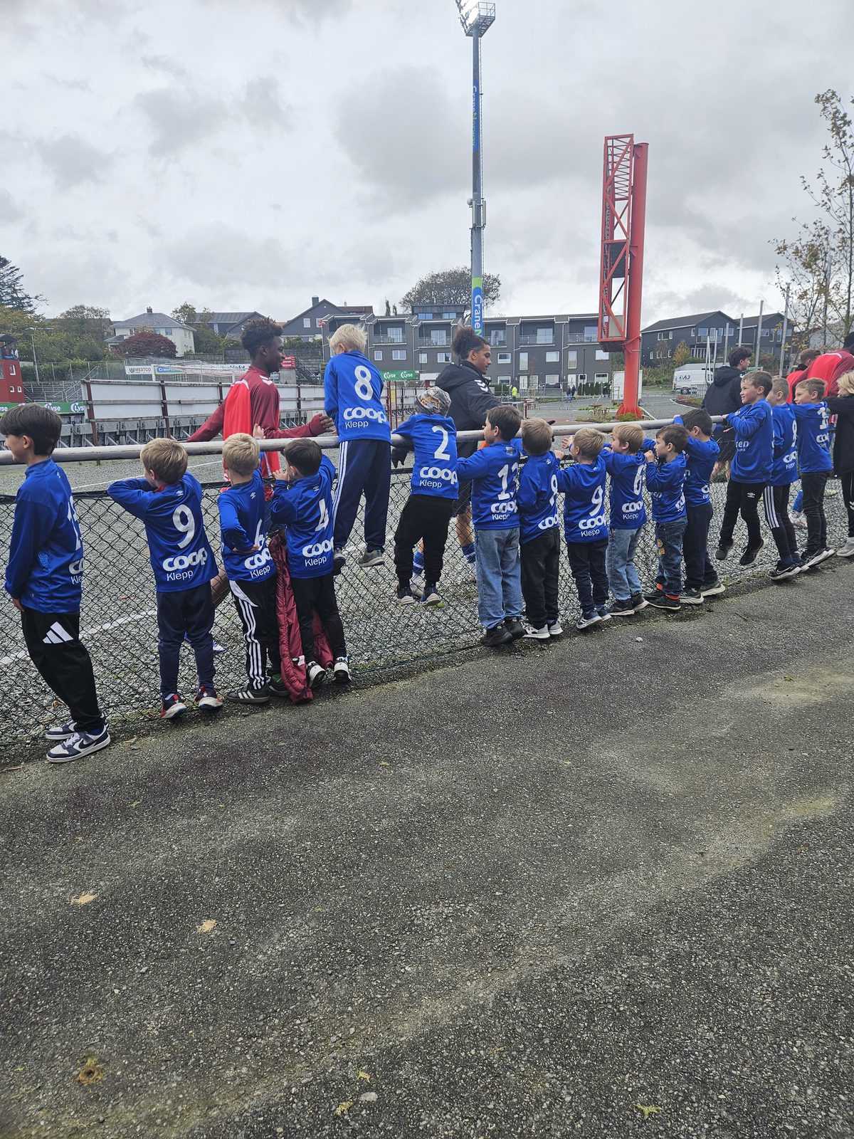 Maskotene venter ved gjerdet før innmarsj